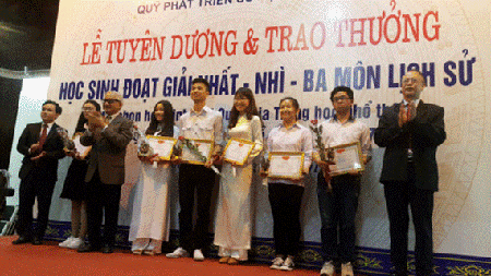 Trao giải thưởng cho 6 học sinh đoạt giải nhất.